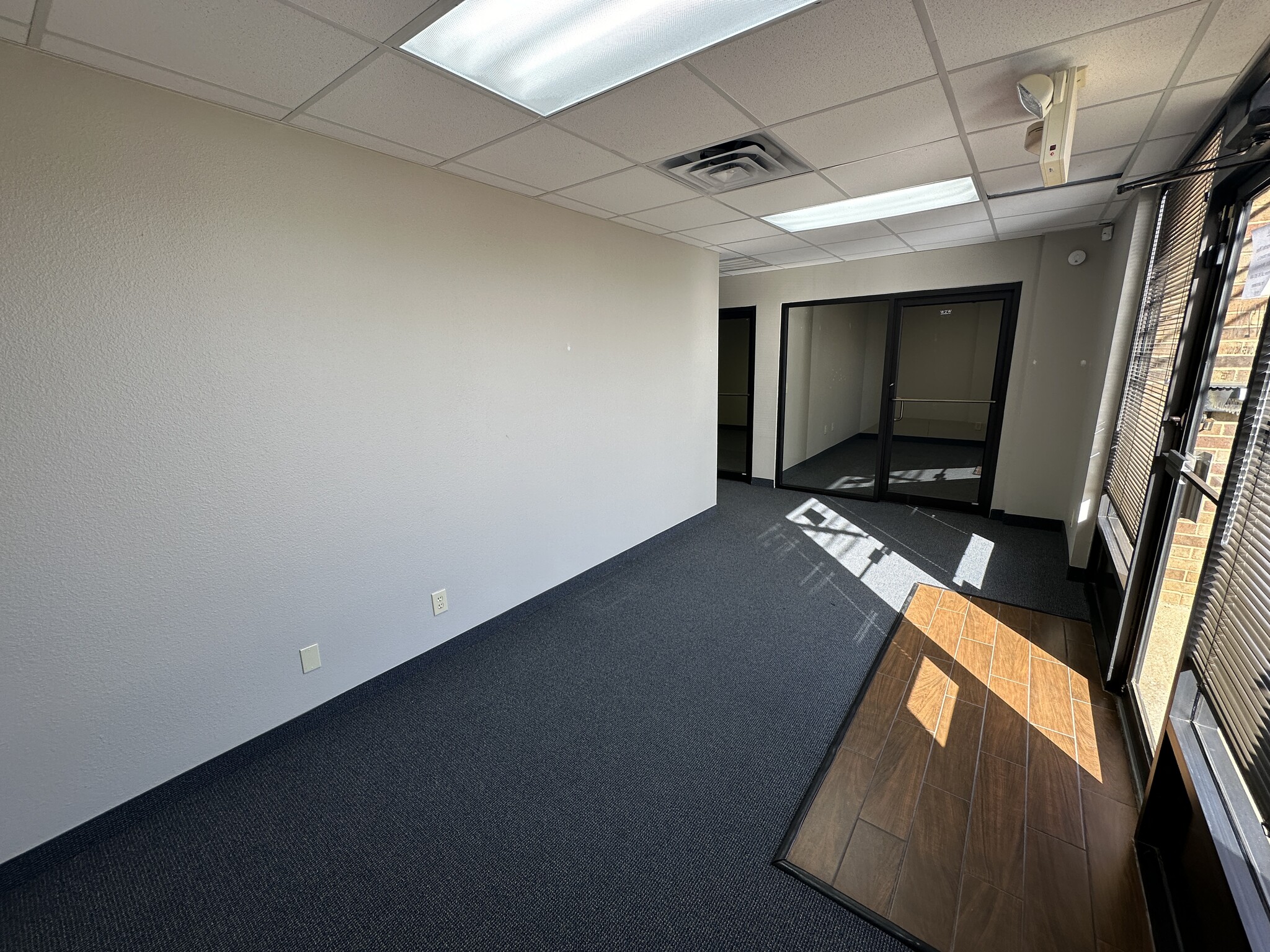 531 N Locust St, Denton, TX for lease Interior Photo- Image 1 of 4