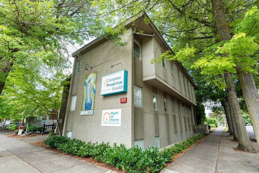 315 W Broadway Office Building + Lot portefeuille de 2 propriétés à vendre sur LoopNet.ca - Photo du bâtiment - Image 3 de 23