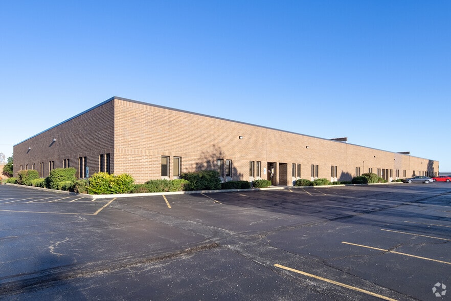740-750 Pinecrest Dr, Prospect Heights, IL for lease - Building Photo - Image 2 of 6