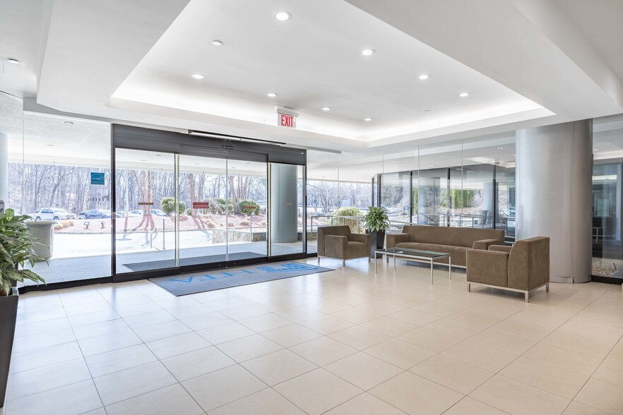 244 Westchester Ave, White Plains, NY for lease - Lobby - Image 2 of 5