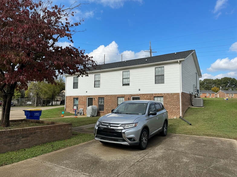 Clarksville Commons portfolio of 8 properties for sale on LoopNet.ca - Building Photo - Image 3 of 15