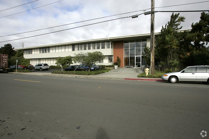 139 Mitchell Ave, South San Francisco, CA à louer - Photo du bâtiment - Image 2 de 10