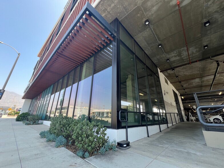 288 N Santa Anita Ave, Arcadia, CA à louer - Photo du bâtiment - Image 2 de 4