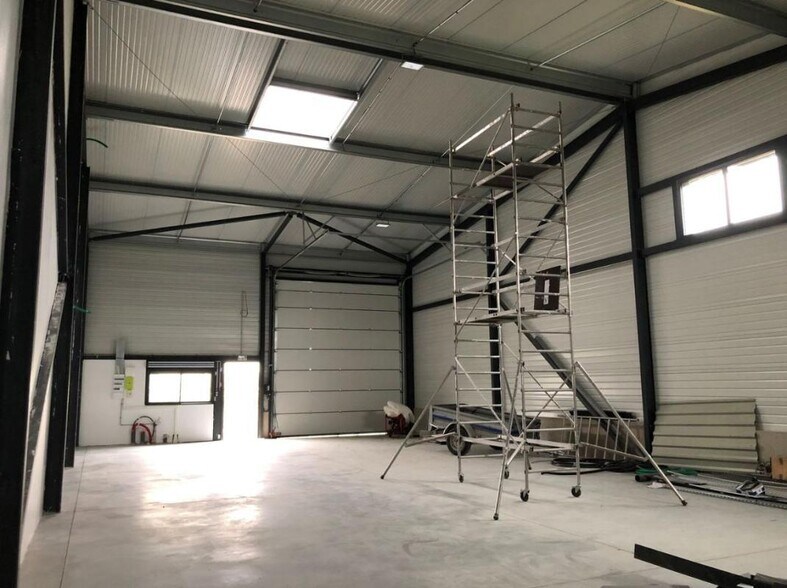 Industrial in Bezons for lease - Interior Photo - Image 1 of 17