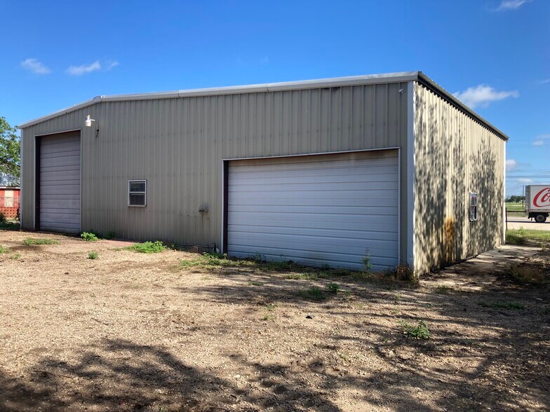2605 19th St, Hondo, TX à vendre - Photo du bâtiment - Image 2 de 11