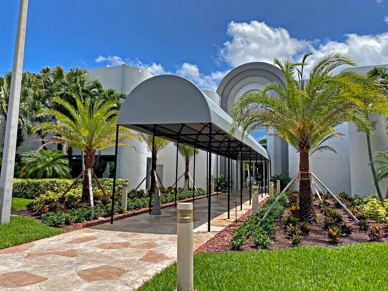 1400 E Newport Center Dr, Deerfield Beach, FL à louer - Photo du bâtiment - Image 1 de 14