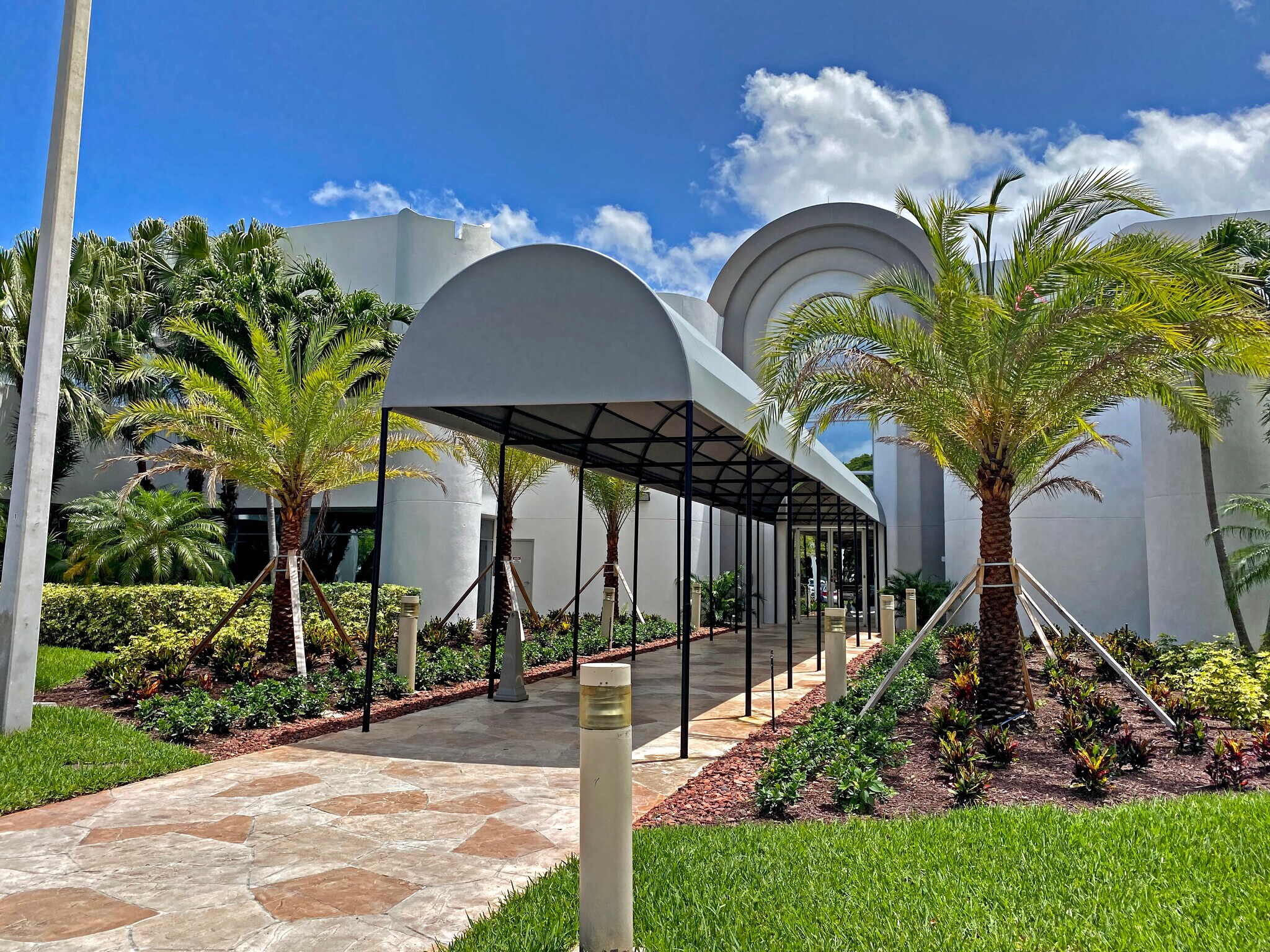 1400 E Newport Center Dr, Deerfield Beach, FL à louer Photo du bâtiment- Image 1 de 15