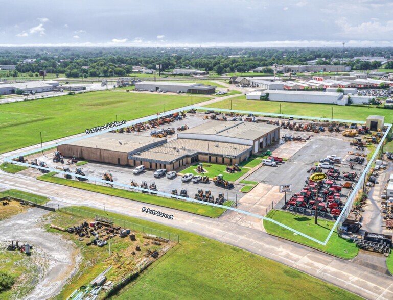 12210 E 1st St, Tulsa, OK à louer - Photo du bâtiment - Image 1 de 12