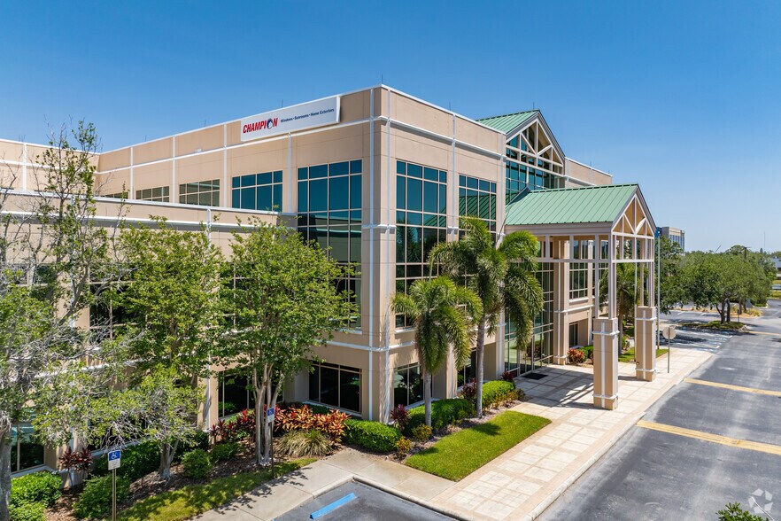 11399 16th Ct N, Saint Petersburg, FL à louer - Photo du bâtiment - Image 3 de 17