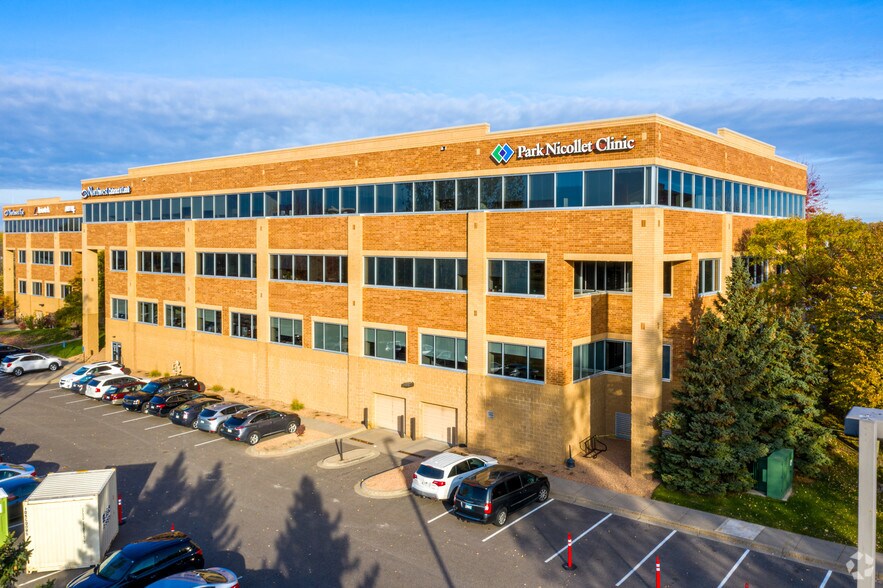 8401 Golden Valley Rd, Golden Valley, MN à louer - Photo du bâtiment - Image 1 de 12