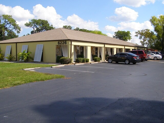6226 Presidential Ct, Fort Myers, FL à louer - Photo du bâtiment - Image 1 de 6