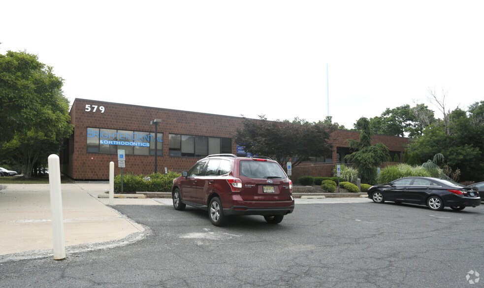 579 Cranbury Rd, East Brunswick, NJ for lease - Primary Photo - Image 2 of 3