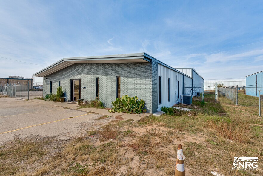 2415 E Highway 80, Midland, TX à louer - Photo du bâtiment - Image 2 de 14