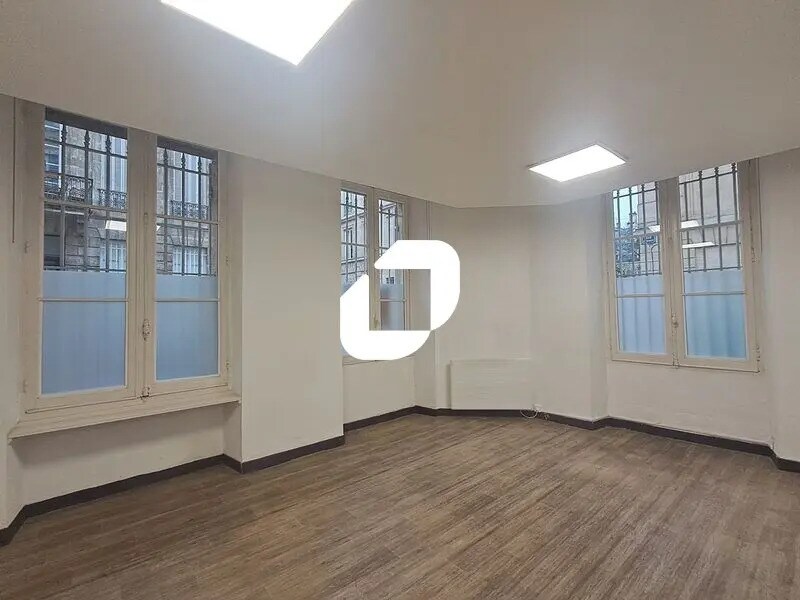 Office in Bordeaux for lease Interior Photo- Image 1 of 11