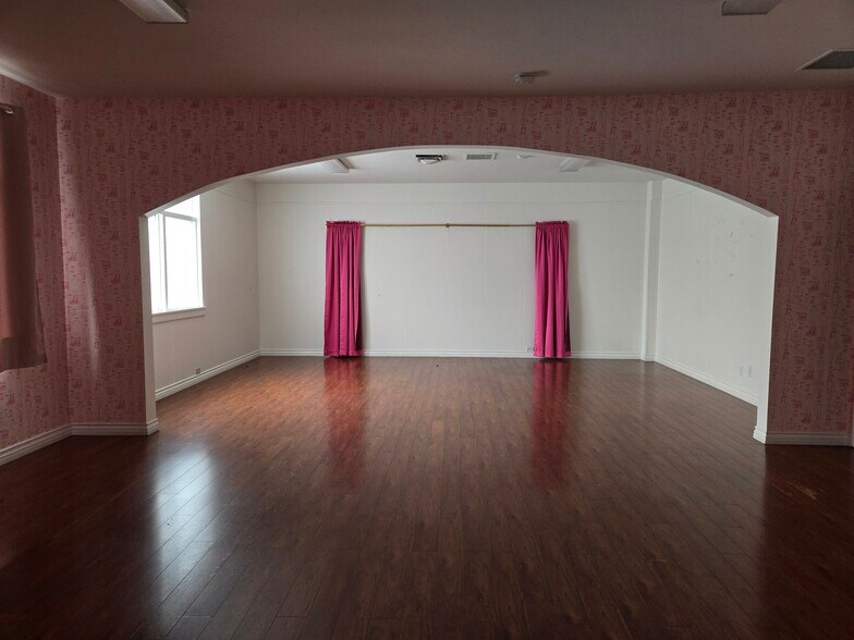 2205 N Hollywood Way, Burbank, CA à louer - Photo du bâtiment - Image 2 de 11
