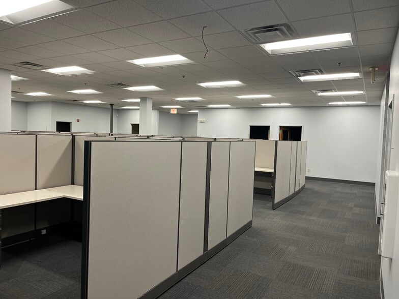 376 Newport Ave, Rumford, RI for lease - Building Photo - Image 3 of 7