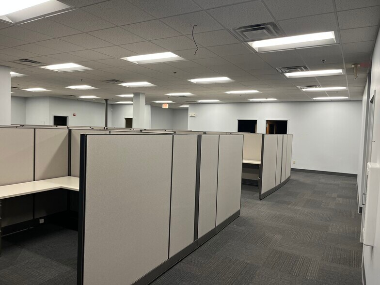 376 Newport Ave, Rumford, RI à louer - Photo du bâtiment - Image 3 de 7