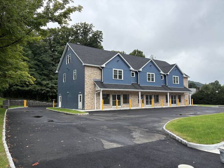 1347 New Haven Rd, Naugatuck, CT à louer - Photo du bâtiment - Image 3 de 9