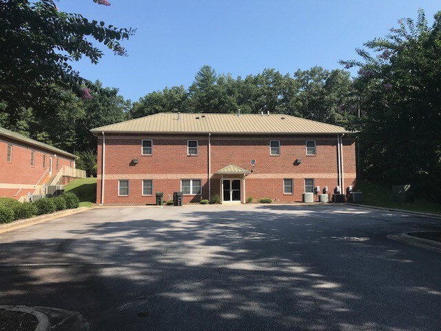525 Samaritans Ridge Ct, Elkin, NC à vendre - Photo du bâtiment - Image 2 de 13