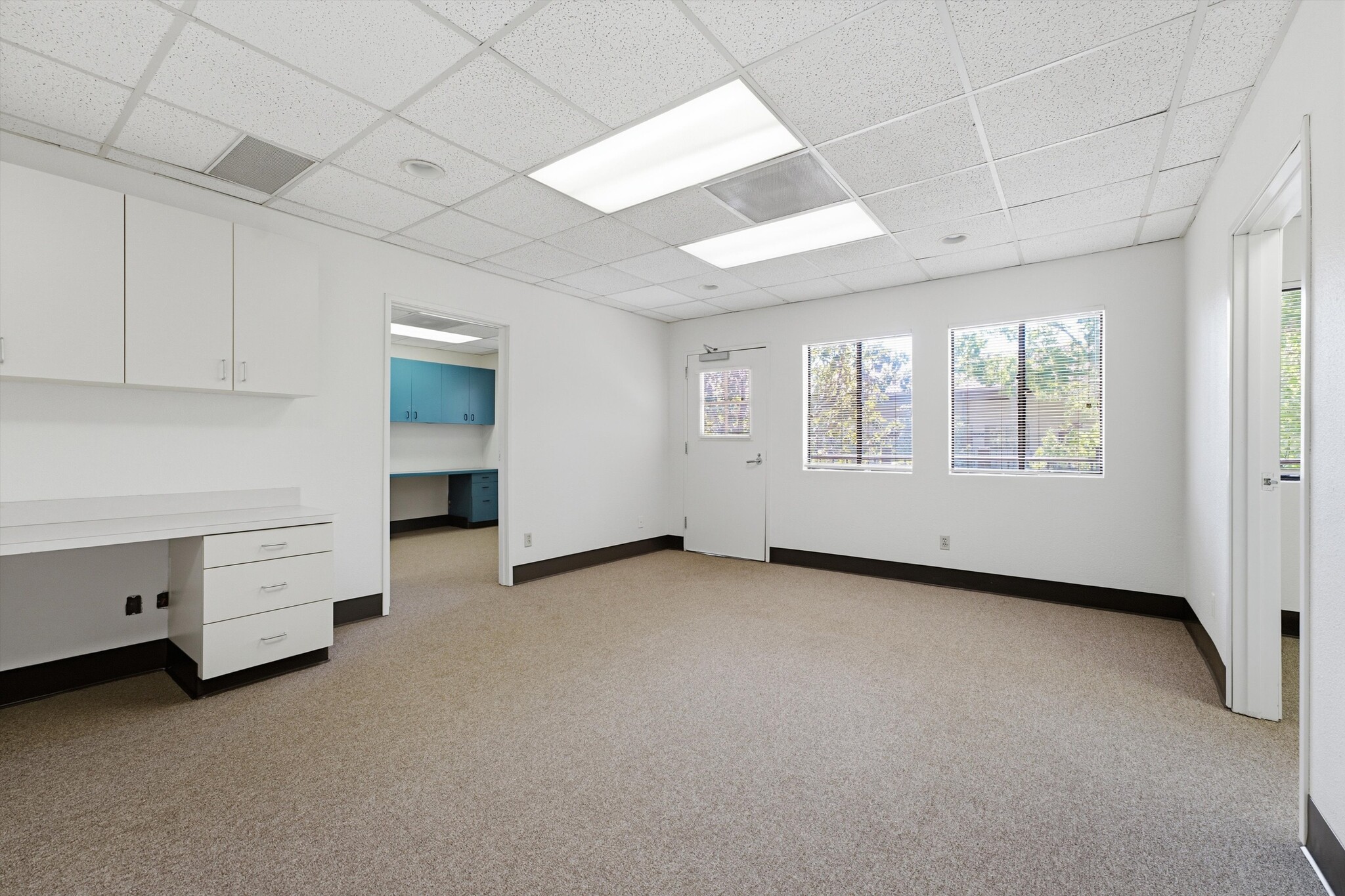 44725 10th St W, Lancaster, CA for lease Building Photo- Image 1 of 62