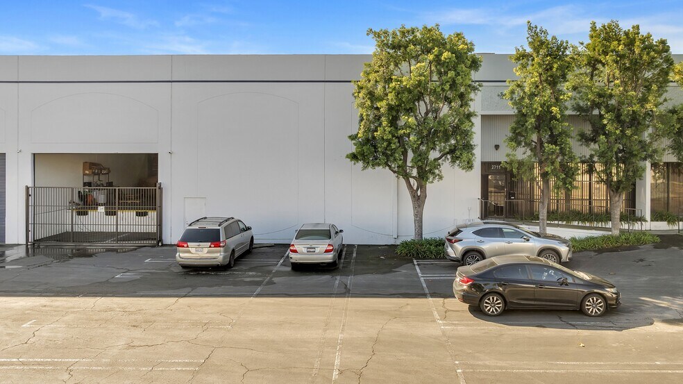 2501-2551 S Alameda St, Los Angeles, CA à louer - Photo du bâtiment - Image 3 de 7