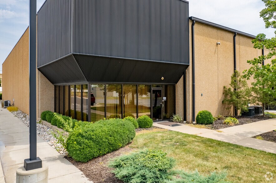 5 NE Victoria Dr, Lee's Summit, MO à vendre - Photo du bâtiment - Image 3 de 8