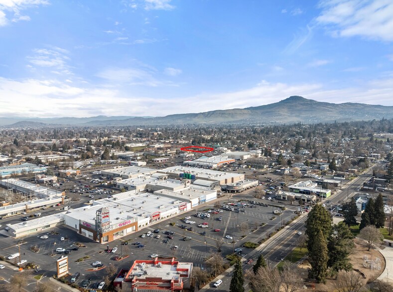 601 Crater Lake Ave, Medford, OR à vendre - Photo du bâtiment - Image 3 de 16