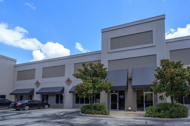 Plus de détails pour 7810 Kingspointe Pky, Orlando, FL - Industriel à louer
