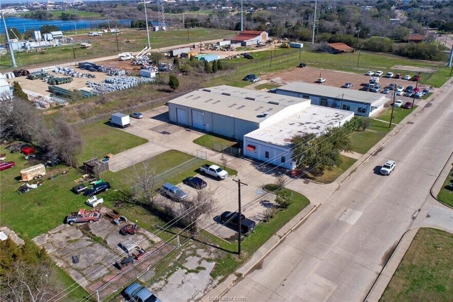 610 W Carson St, Bryan, TX à louer - Photo du bâtiment - Image 2 de 7