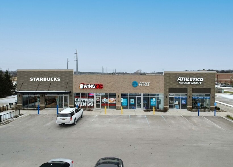 10560-10590 Hartland Square Dr, Hartland, MI for lease - Building Photo - Image 1 of 3