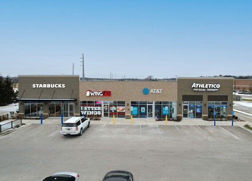 10560-10590 Hartland Square Dr, Hartland, MI à louer - Photo du bâtiment - Image 1 de 3