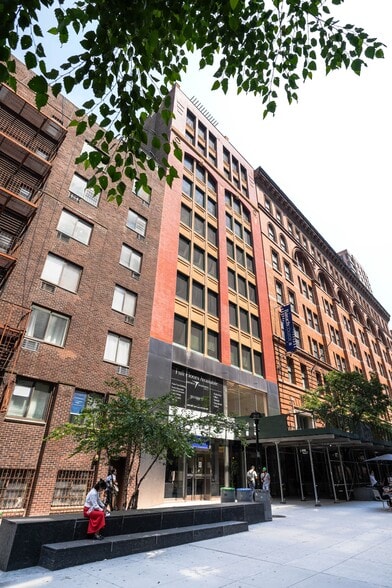137 E 25th St, New York, NY for lease - Building Photo - Image 3 of 9