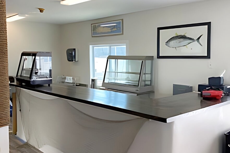 6 Tepee St, Hampton Bays, NY for lease - Interior Photo - Image 2 of 6