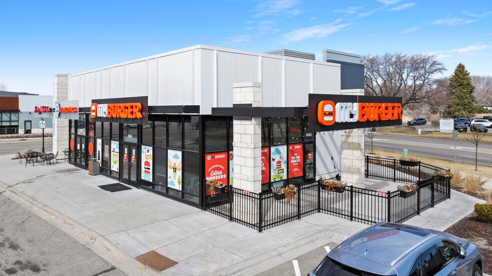 Pentagon Village portfolio of 2 properties for sale on LoopNet.ca - Building Photo - Image 3 of 8