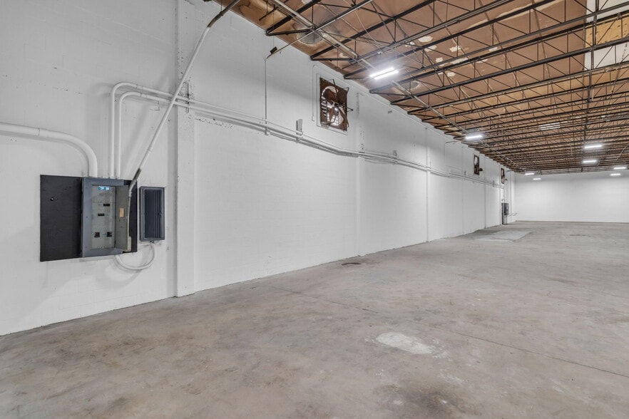 325-337 W 75th Pl, Hialeah, FL for lease - Building Photo - Image 2 of 12