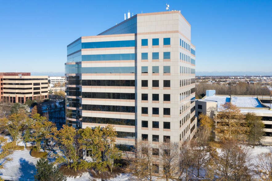 25 NW Point Blvd, Elk Grove Village, IL for lease - Building Photo - Image 3 of 13