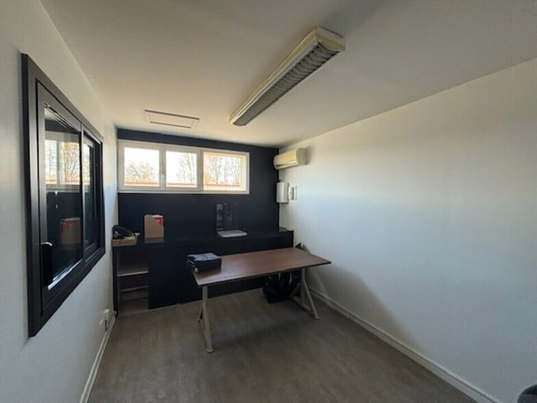 Office in Monteux for lease - Interior Photo - Image 2 of 8