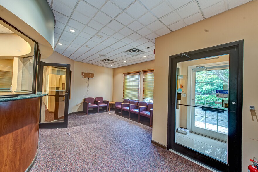 63 Eastport Manor Rd, Eastport, NY à vendre - Photo du bâtiment - Image 2 de 39