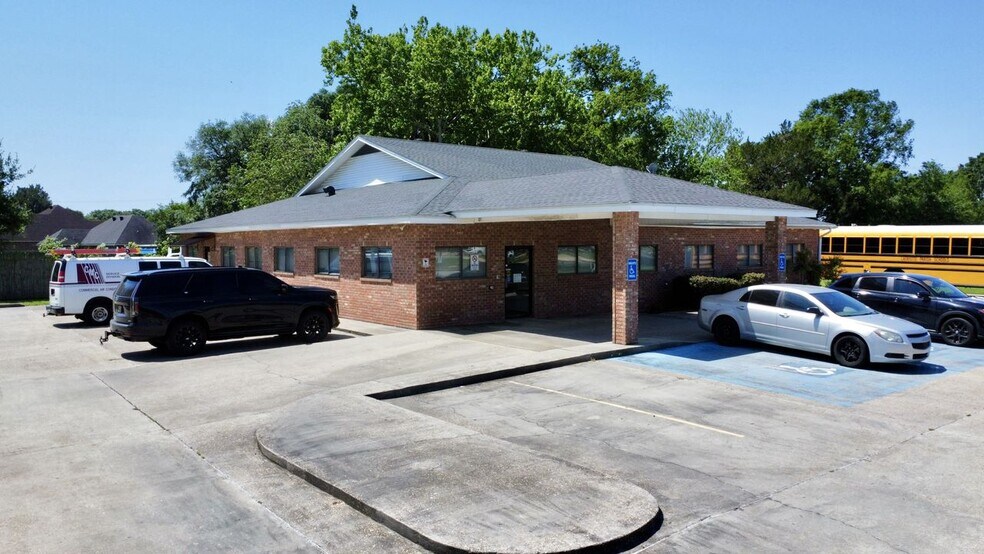 910 Martin Luther King Jr Dr, Lafayette, LA à louer - Photo du bâtiment - Image 1 de 2