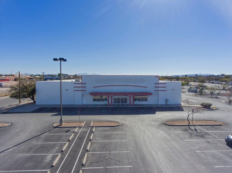 860 E Broadway Blvd, Tucson, AZ à louer - Photo du bâtiment - Image 2 de 7