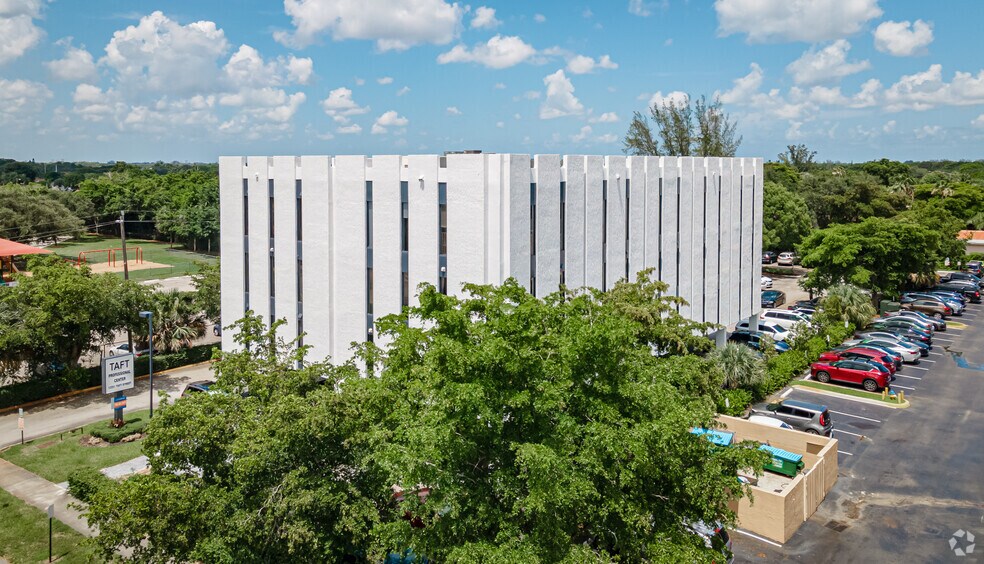 12251 Taft St, Pembroke Pines, FL à louer - Photo du bâtiment - Image 2 de 5