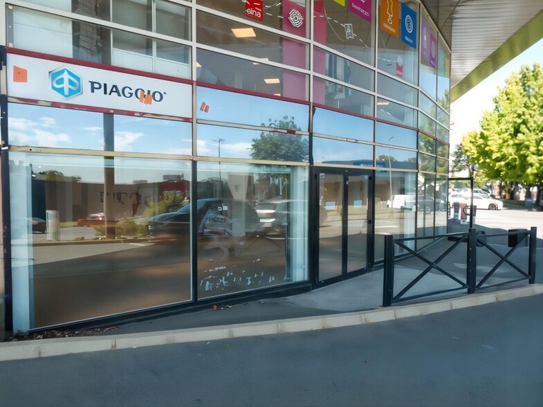 Retail in Osny for lease - Building Photo - Image 3 of 9