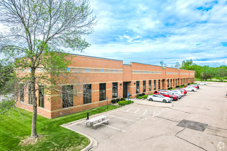 3220 Granada Ave N, Oakdale, MN for lease - Primary Photo - Image 1 of 7