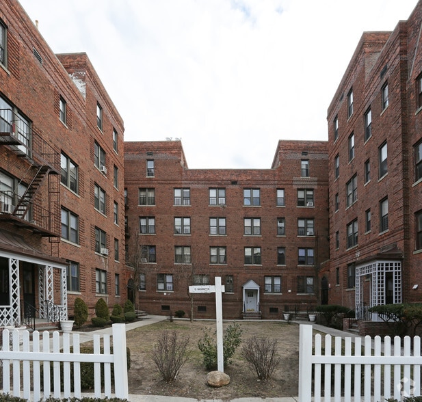 10 Washington St, Hempstead, NY for sale - Building Photo - Image 3 of 4