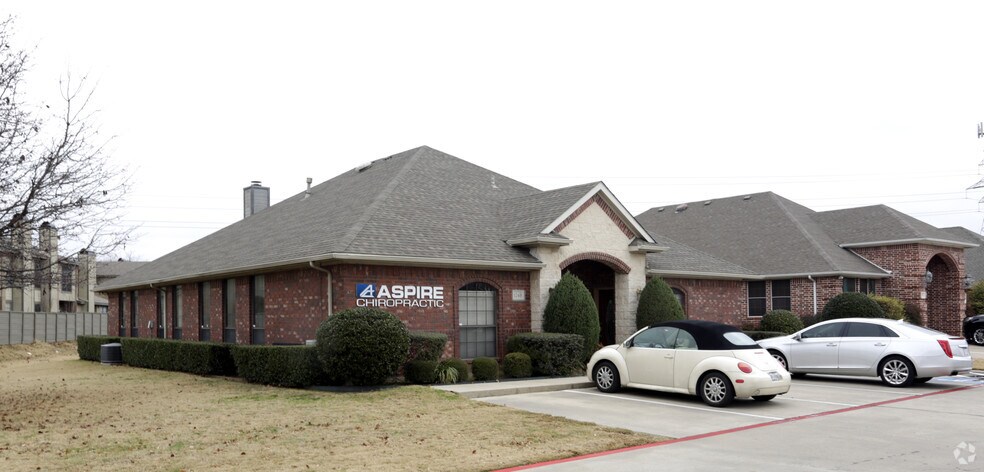 124 W Harwood Rd, Hurst, TX à louer - Photo du bâtiment - Image 3 de 12