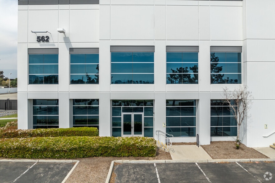 562 W Santa Ana Ave, Bloomington, CA for lease - Building Photo - Image 2 of 5