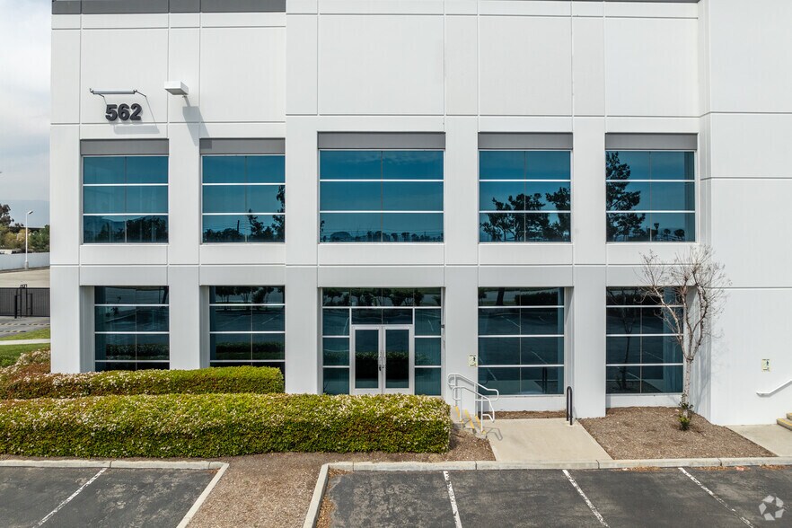 562 W Santa Ana Ave, Bloomington, CA à louer - Photo du bâtiment - Image 2 de 5