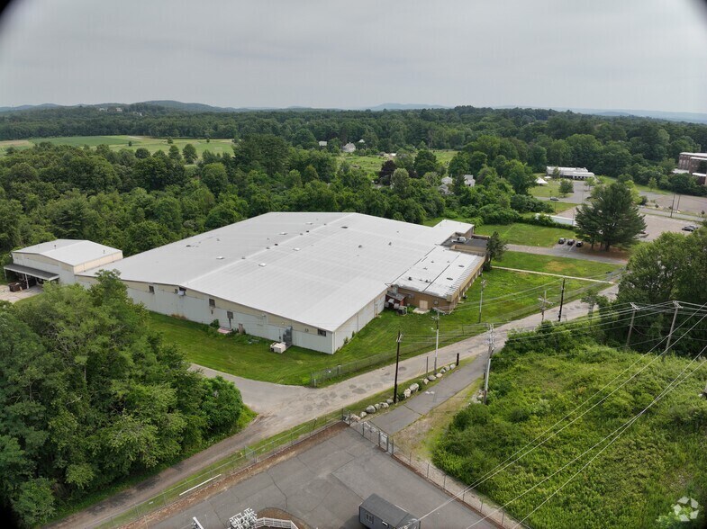 24 Spring St, Florence, MA à vendre - Communauté Matterport - Image 2 de 33