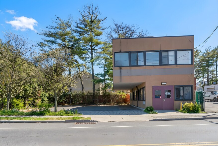 104 Harbor Rd, Port Washington, NY à vendre - Photo du bâtiment - Image 3 de 13