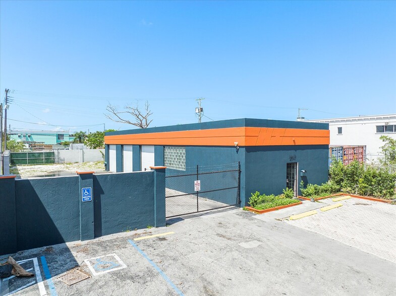 Thomas Street - Hollywood, FL portfolio of 4 properties for sale on LoopNet.ca - Building Photo - Image 2 of 15